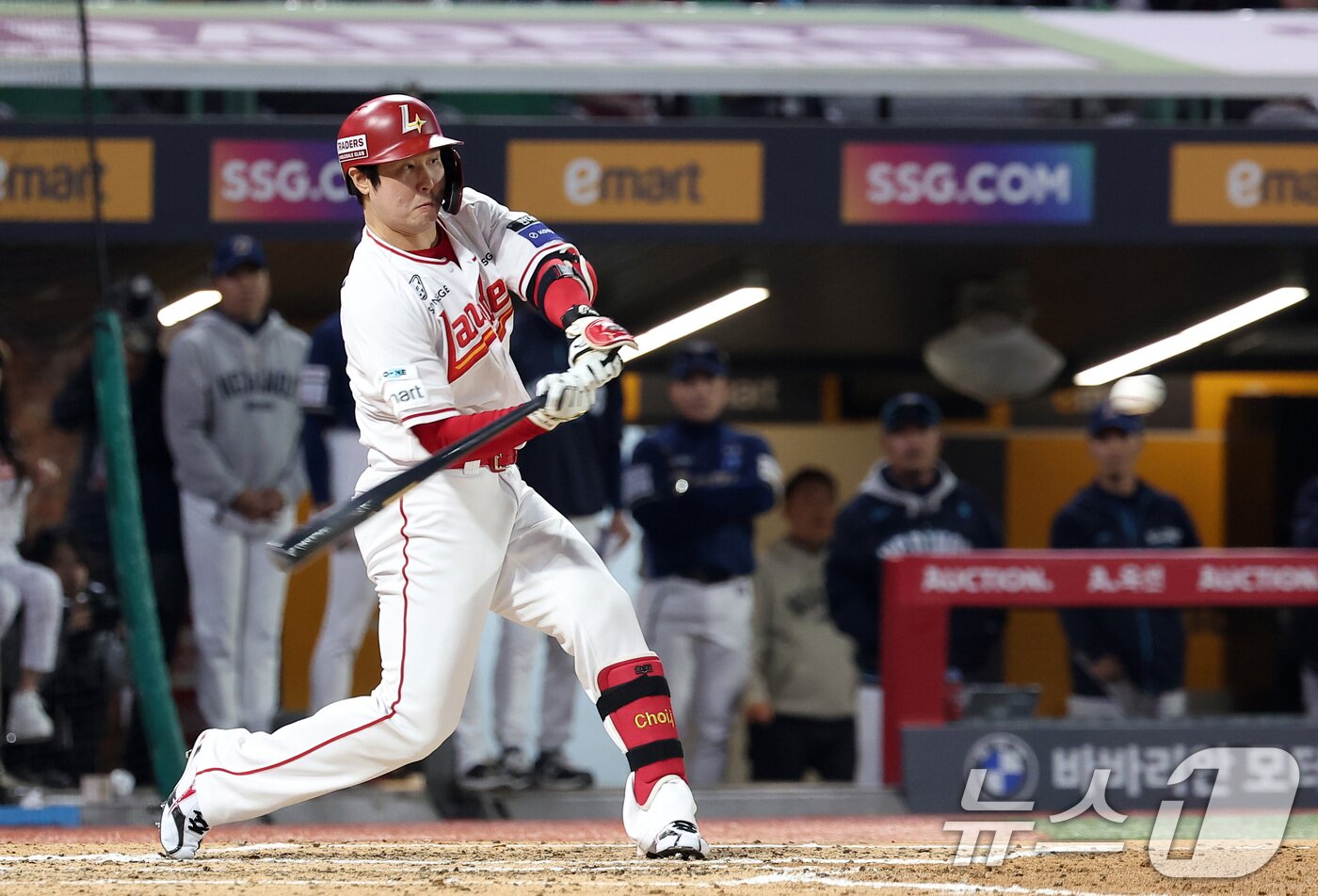 본문 이미지 - 13일 인천SSG 랜더스필드에서 열린 '2025 신한 SOL뱅크 KBO리그' NC 다이노스와 SSG 랜더스의 경기, SSG 최정이 6회말 2사 1루 동점 2점 홈런을 터뜨리며 개인 통산 500홈런을 기록하고 있다. 2025.5.13/뉴스1 ⓒ News1 김성진 기자