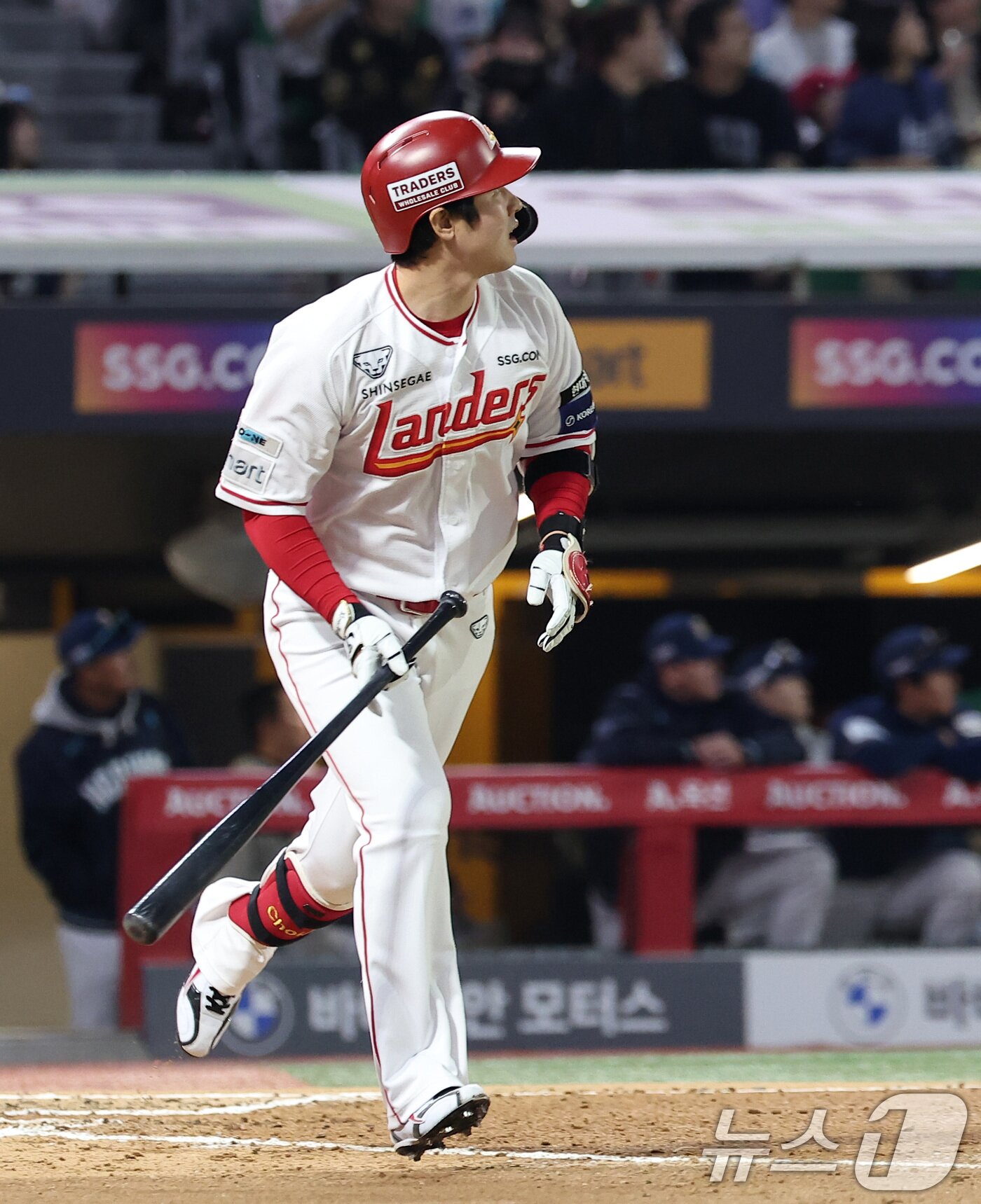 본문 이미지 - 13일 인천SSG 랜더스필드에서 열린 &#39;2025 신한 SOL뱅크 KBO리그&#39; NC 다이노스와 SSG 랜더스의 경기, SSG 최정이 6회말 2사 1루 동점 2점 홈런을 터뜨리며 개인 통산 500홈런을 기록하고 있다. 2025.5.13/뉴스1 ⓒ News1 김성진 기자