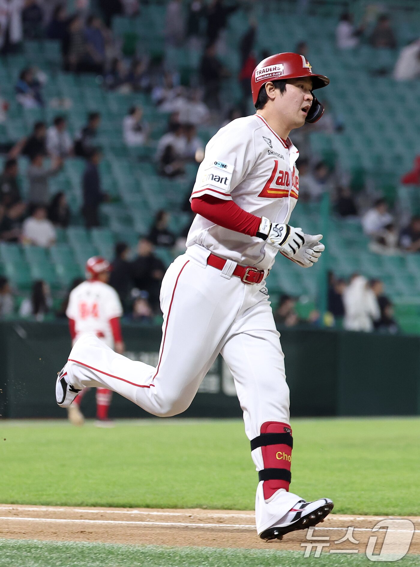 본문 이미지 - 13일 인천SSG 랜더스필드에서 열린 &#39;2025 신한 SOL뱅크 KBO리그&#39; NC 다이노스와 SSG 랜더스의 경기, SSG 최정이 6회말 2사 1루 동점 2점 홈런을 터뜨리며 개인 통산 500홈런을 기록하고 있다. 2025.5.13/뉴스1 ⓒ News1 김성진 기자