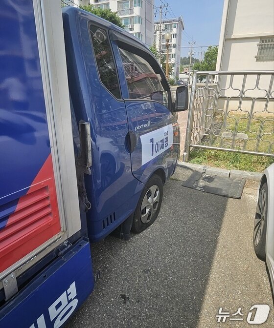 본문 이미지 - 13일 강원 삼척에서 만취 60대 남성에 의해 훼손된 이재명 더불어민주당 대통령 후보 유세차량 타이어.&#40;더불어민주당 동해·태백·삼척·정선지역위원회 제공. 재판매 및 DB 금지&#41;