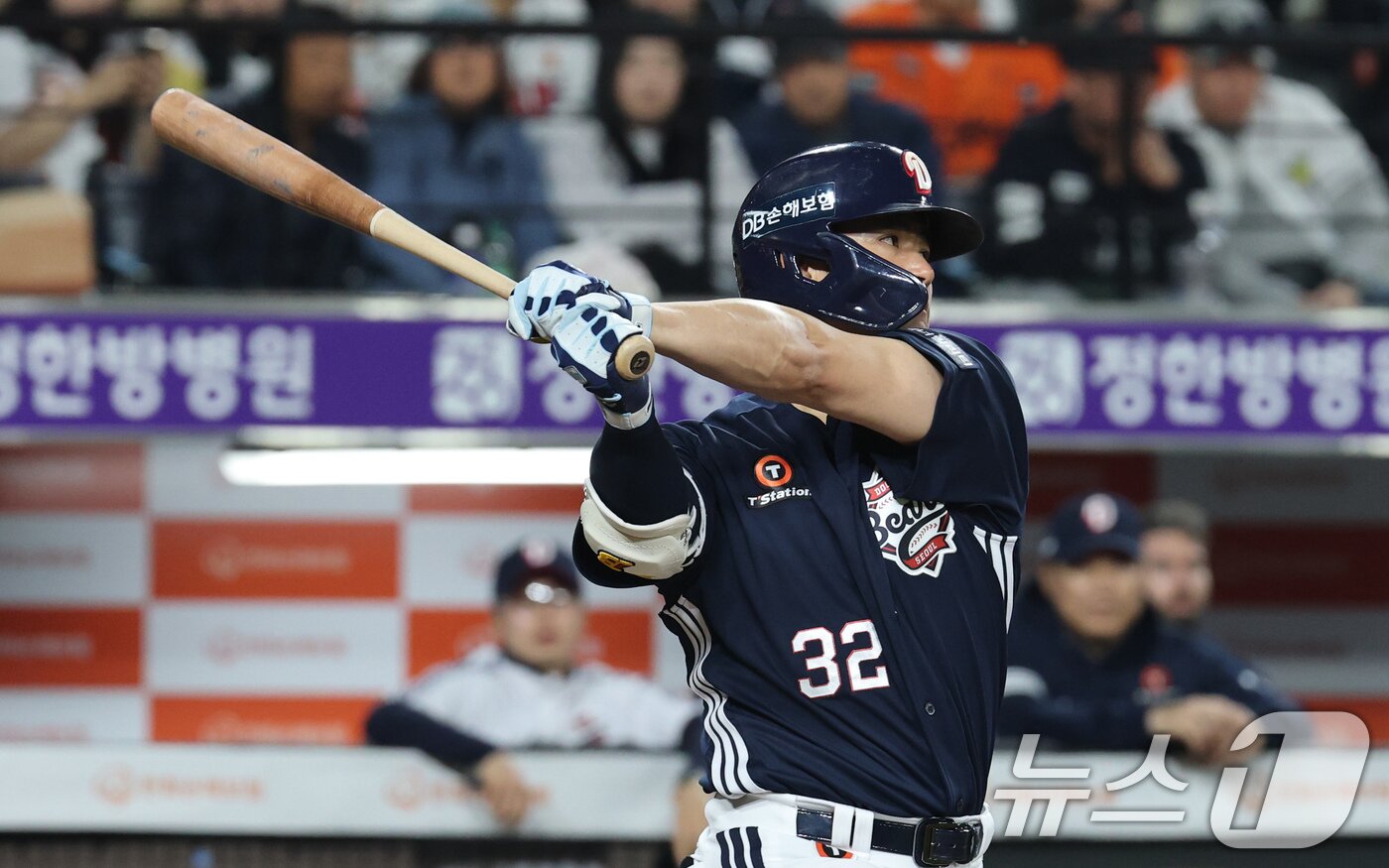 본문 이미지 - 13일 대전 한화생명볼파크에서 열린 '2025 신한 SOL 뱅크 KBO리그' 프로야구 한화 이글스와 두산 베어스 경기에서 8회초 2사 1루 상황 두산 김재환이 역전 2점 홈런을 치고 있다. 2025.5.13/뉴스1 ⓒ News1 김기태 기자