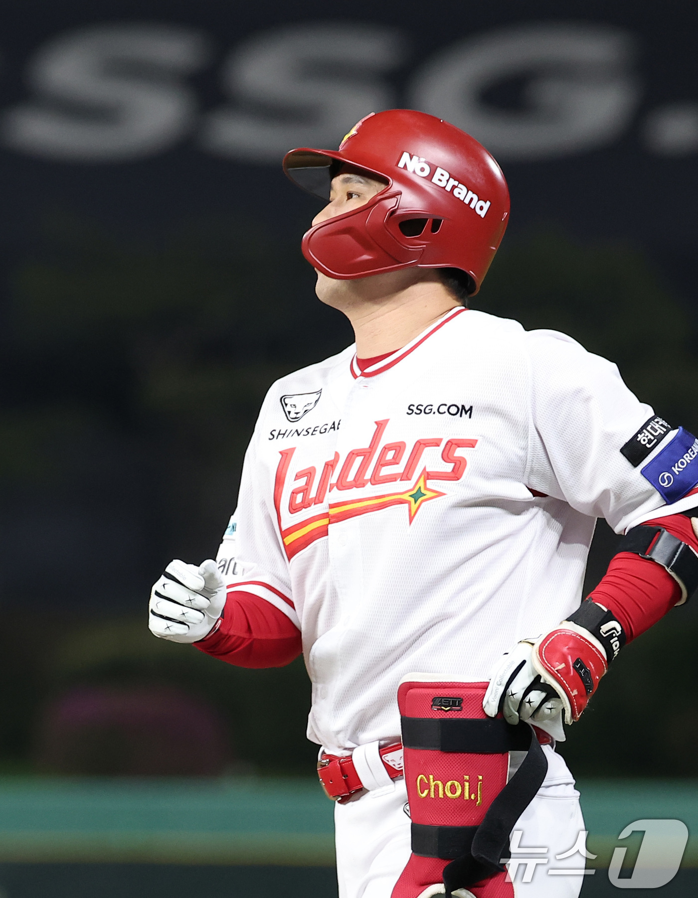 (인천=뉴스1) 김성진 기자 = 13일 인천SSG 랜더스필드에서 열린 '2025 신한 SOL뱅크 KBO리그' NC 다이노스와 SSG 랜더스의 경기, SSG 최정이 8회말 무사 1루 …
