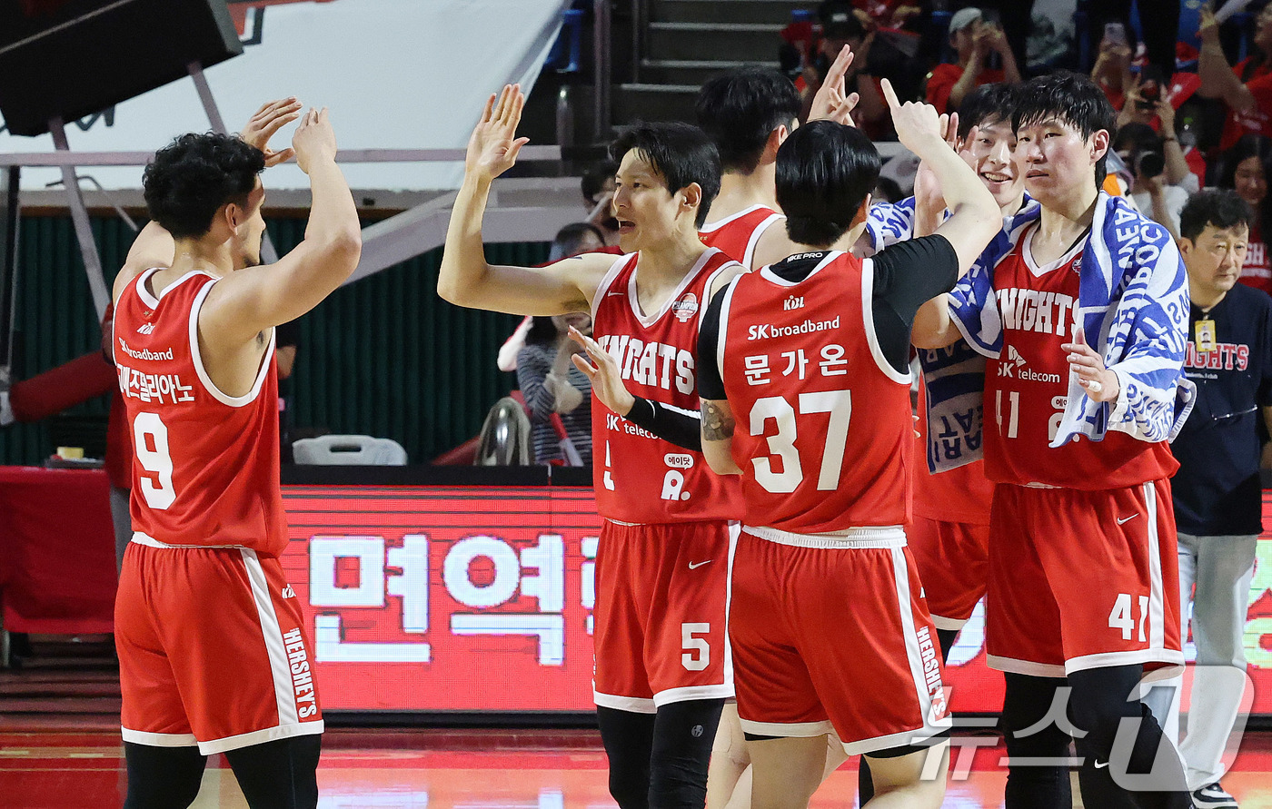 (서울=뉴스1) 박세연 기자 = 13일 오후 서울 송파구 잠실학생체육관에서 열린 '2024-25 KCC 프로농구 챔피언결정전 5차전' 창원 LG 세이커스와 서울 SK 나이츠의 경기 …