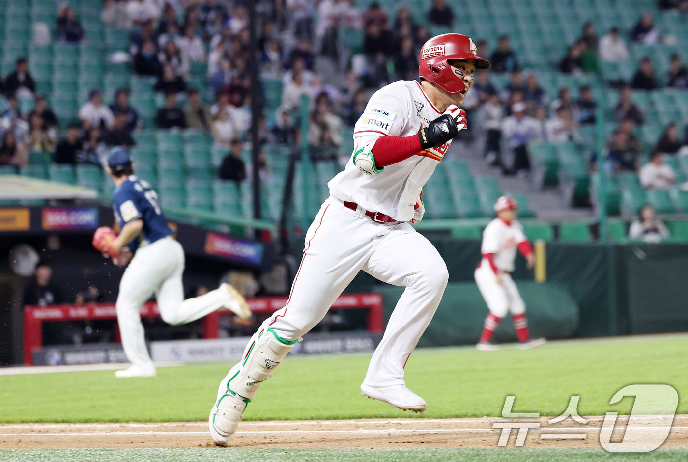 (인천=뉴스1) 김성진 기자 = 13일 인천SSG 랜더스필드에서 열린 '2025 신한 SOL뱅크 KBO리그' NC 다이노스와 SSG 랜더스의 경기, SSG 한유섬이 8회말 무사 1 …