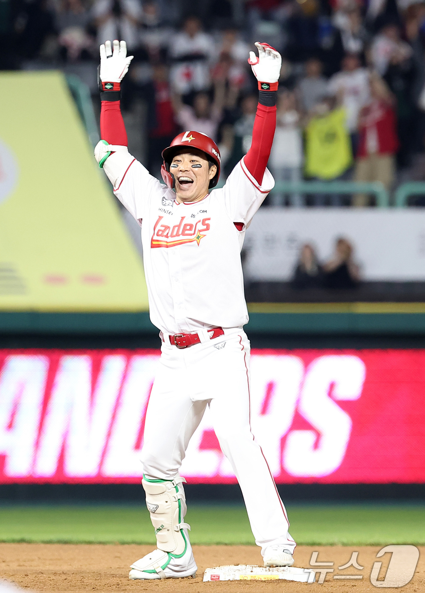 (인천=뉴스1) 김성진 기자 = 13일 인천SSG 랜더스필드에서 열린 '2025 신한 SOL뱅크 KBO리그' NC 다이노스와 SSG 랜더스의 경기, SSG 한유섬이 8회말 무사 1 …