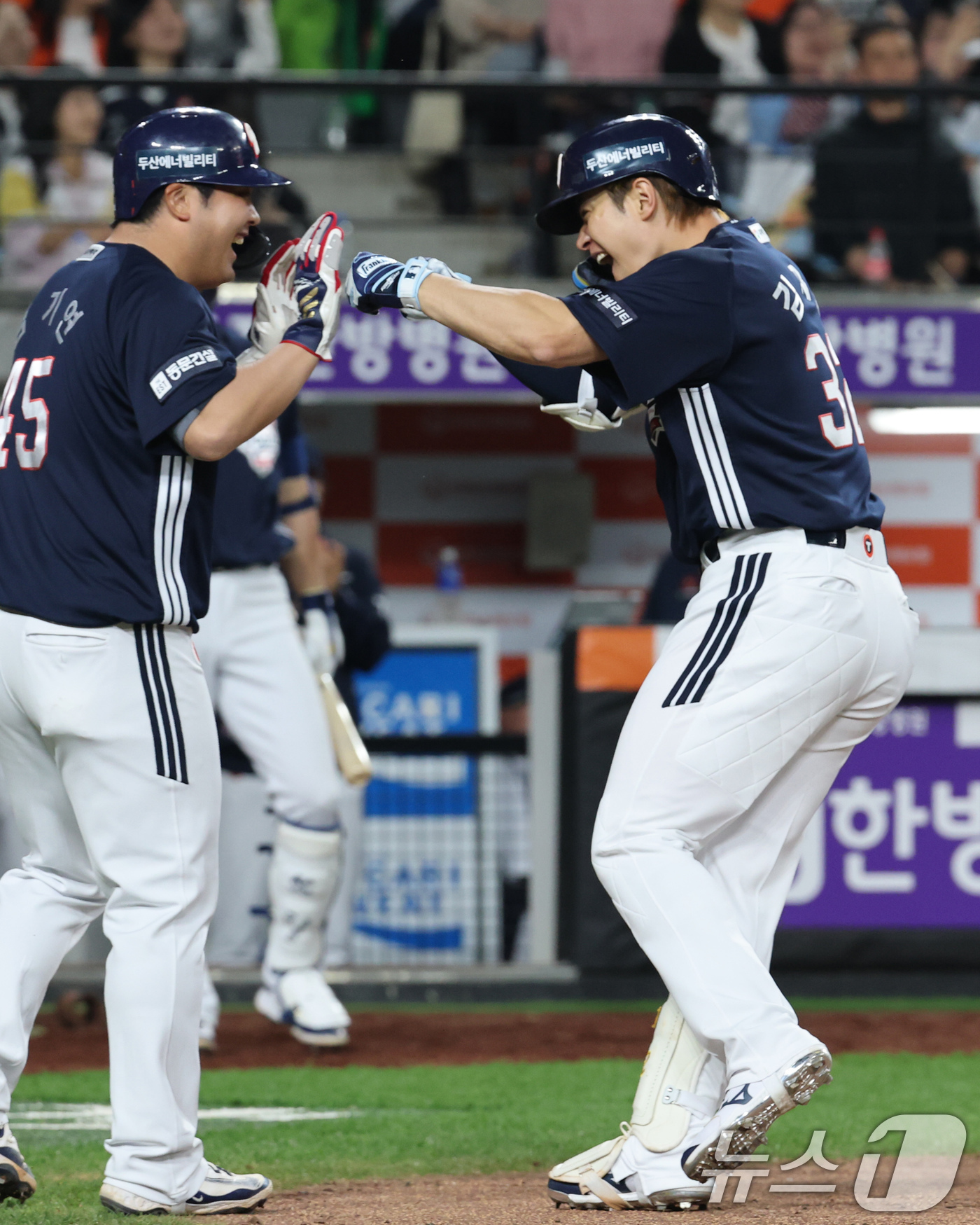 (대전=뉴스1) 김기태 기자 = 13일 대전 한화생명볼파크에서 열린 '2025 신한 SOL 뱅크 KBO리그' 프로야구 한화 이글스와 두산 베어스 경기에서 8회초 2사 1루 상황 두 …