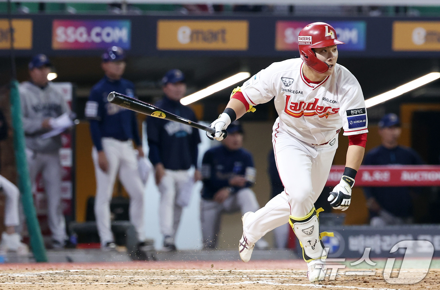 (인천=뉴스1) 김성진 기자 = 13일 인천SSG 랜더스필드에서 열린 '2025 신한 SOL뱅크 KBO리그' NC 다이노스와 SSG 랜더스의 경기, SSG 최준우가 8회말 무사 만 …