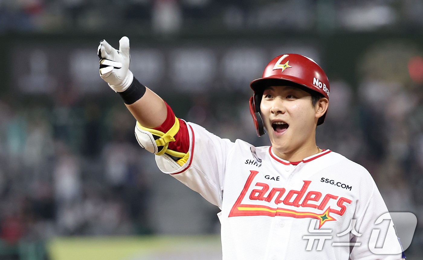 (인천=뉴스1) 김성진 기자 = 13일 인천SSG 랜더스필드에서 열린 '2025 신한 SOL뱅크 KBO리그' NC 다이노스와 SSG 랜더스의 경기, SSG 최준우가 8회말 무사 만 …