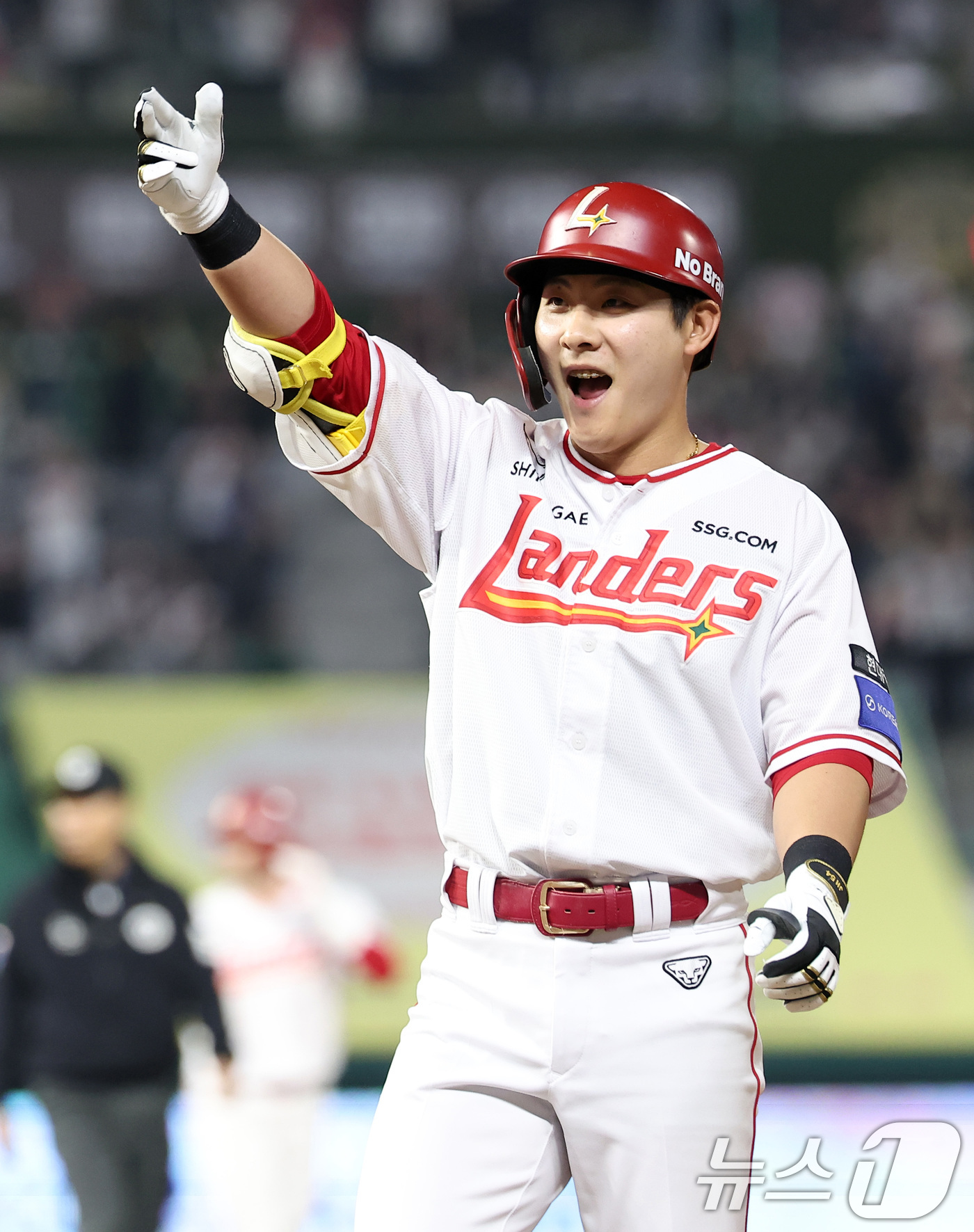 (인천=뉴스1) 김성진 기자 = 13일 인천SSG 랜더스필드에서 열린 '2025 신한 SOL뱅크 KBO리그' NC 다이노스와 SSG 랜더스의 경기, SSG 최준우가 8회말 무사 만 …