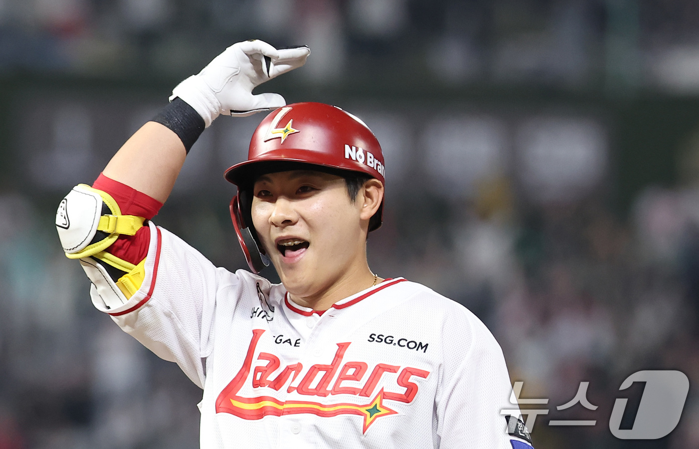 (인천=뉴스1) 김성진 기자 = 13일 인천SSG 랜더스필드에서 열린 '2025 신한 SOL뱅크 KBO리그' NC 다이노스와 SSG 랜더스의 경기, SSG 최준우가 8회말 무사 만 …