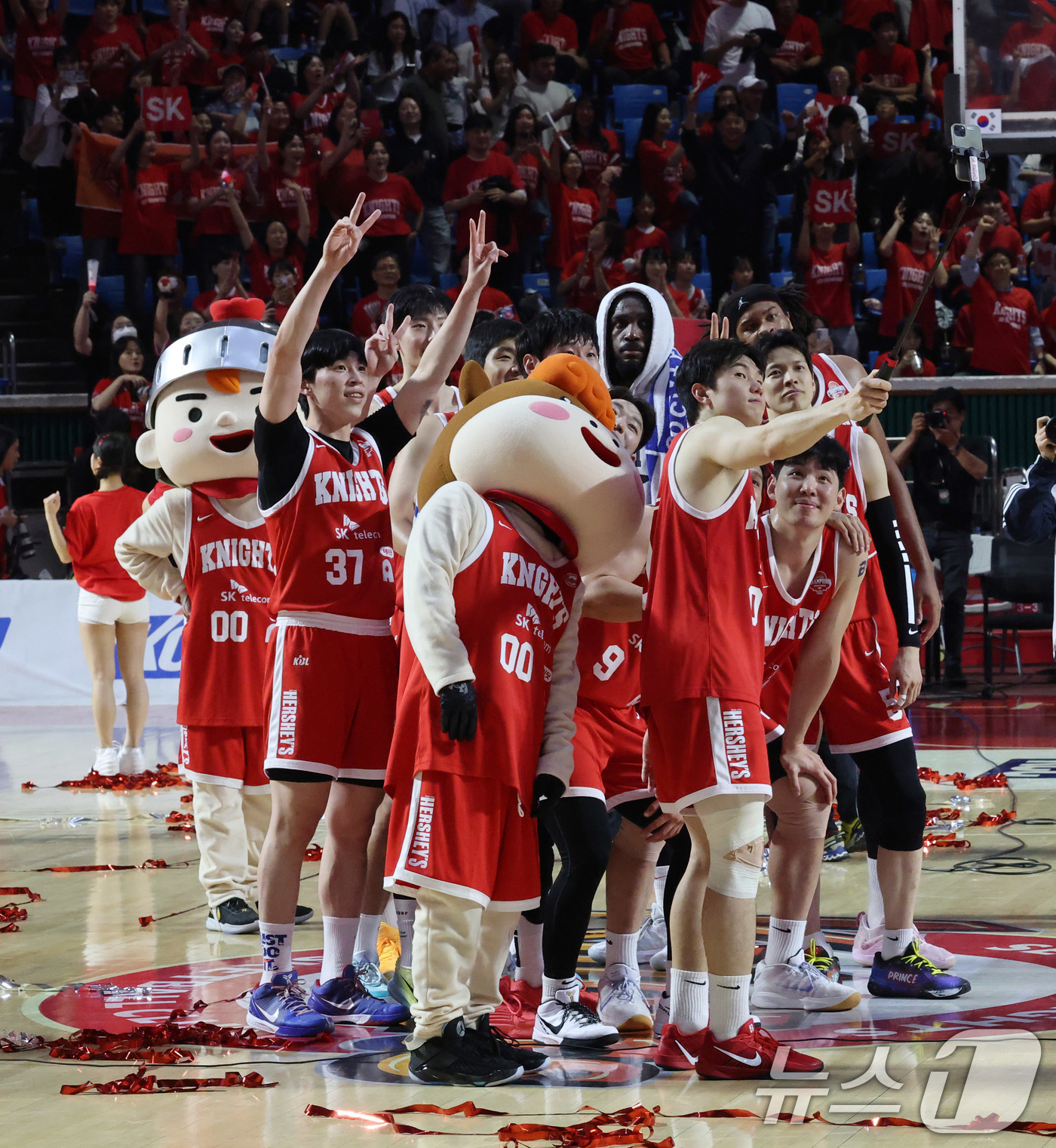 (서울=뉴스1) 박세연 기자 = 13일 오후 서울 송파구 잠실학생체육관에서 열린 '2024-25 KCC 프로농구 챔피언결정전 5차전' 창원 LG 세이커스와 서울 SK 나이츠의 경기 …