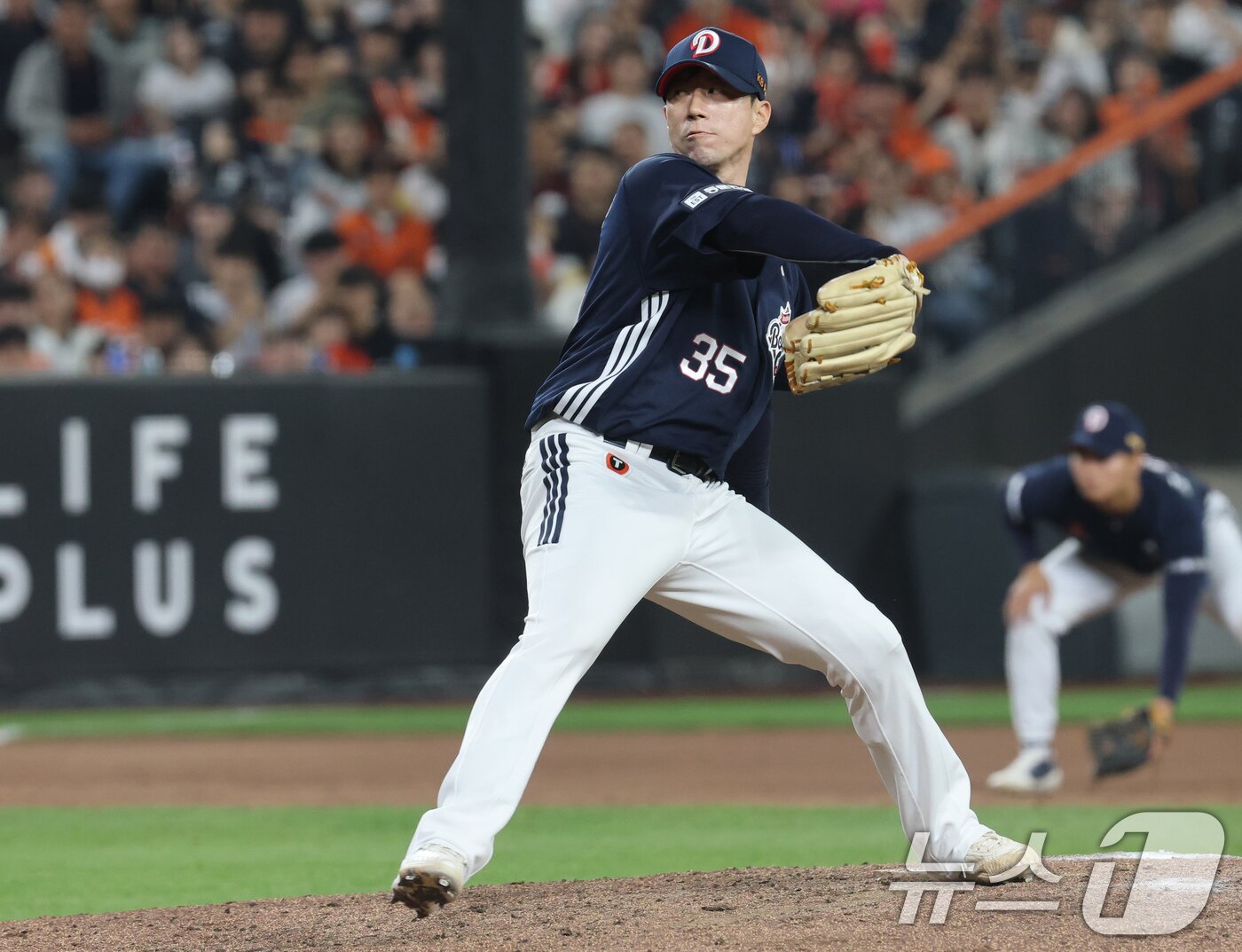 본문 이미지 - 13일 대전 한화생명볼파크에서 열린 '2025 신한 SOL 뱅크 KBO리그' 프로야구 한화 이글스와 두산 베어스 경기에서 두산 투수 고효준이 역투하고 있다 2025.5.13/뉴스1 ⓒ News1 김기태 기자