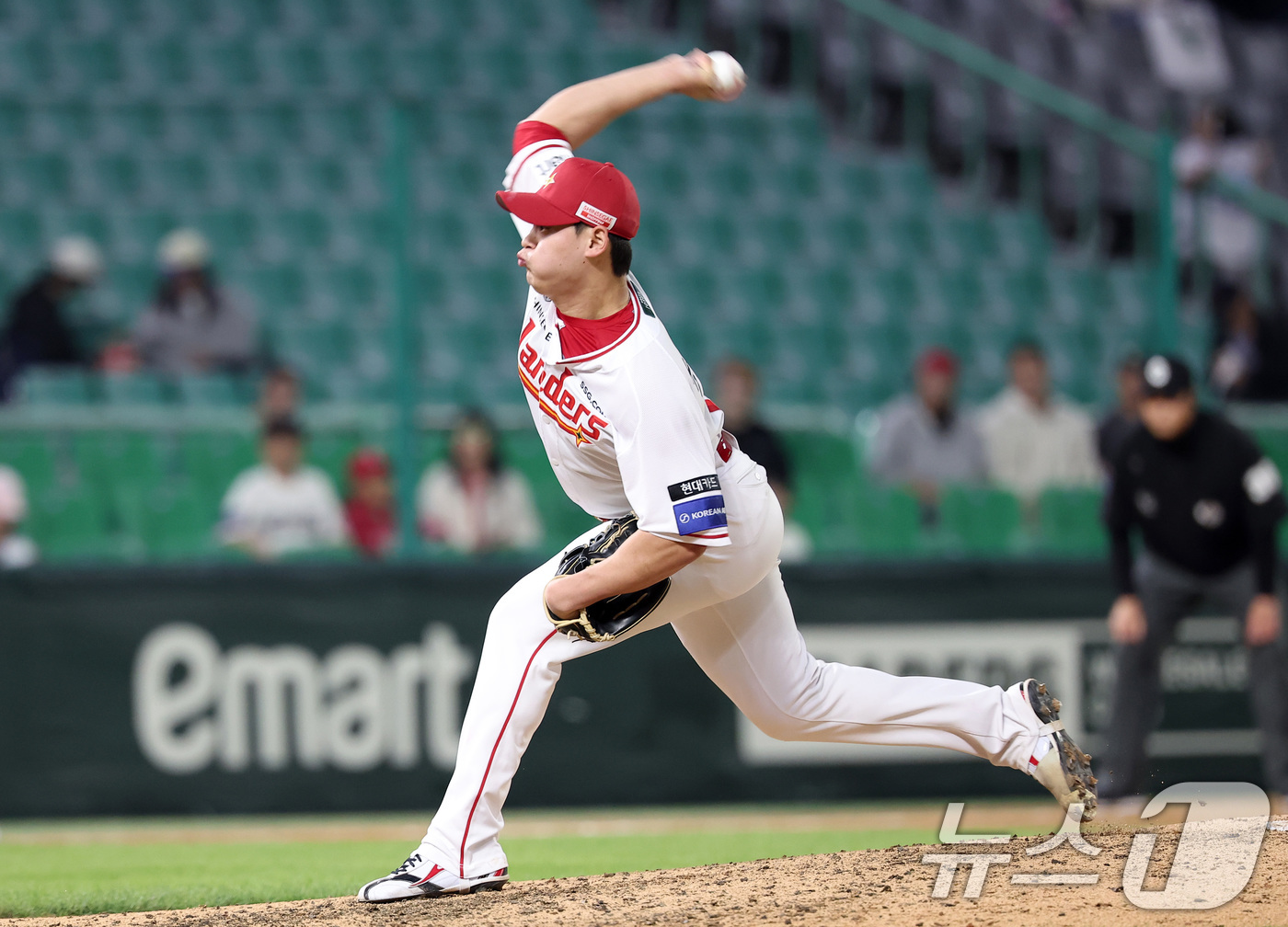 (인천=뉴스1) 김성진 기자 = 13일 인천SSG 랜더스필드에서 열린 '2025 신한 SOL뱅크 KBO리그' NC 다이노스와 SSG 랜더스의 경기, SSG 조병현이 9회초 마운드에 …