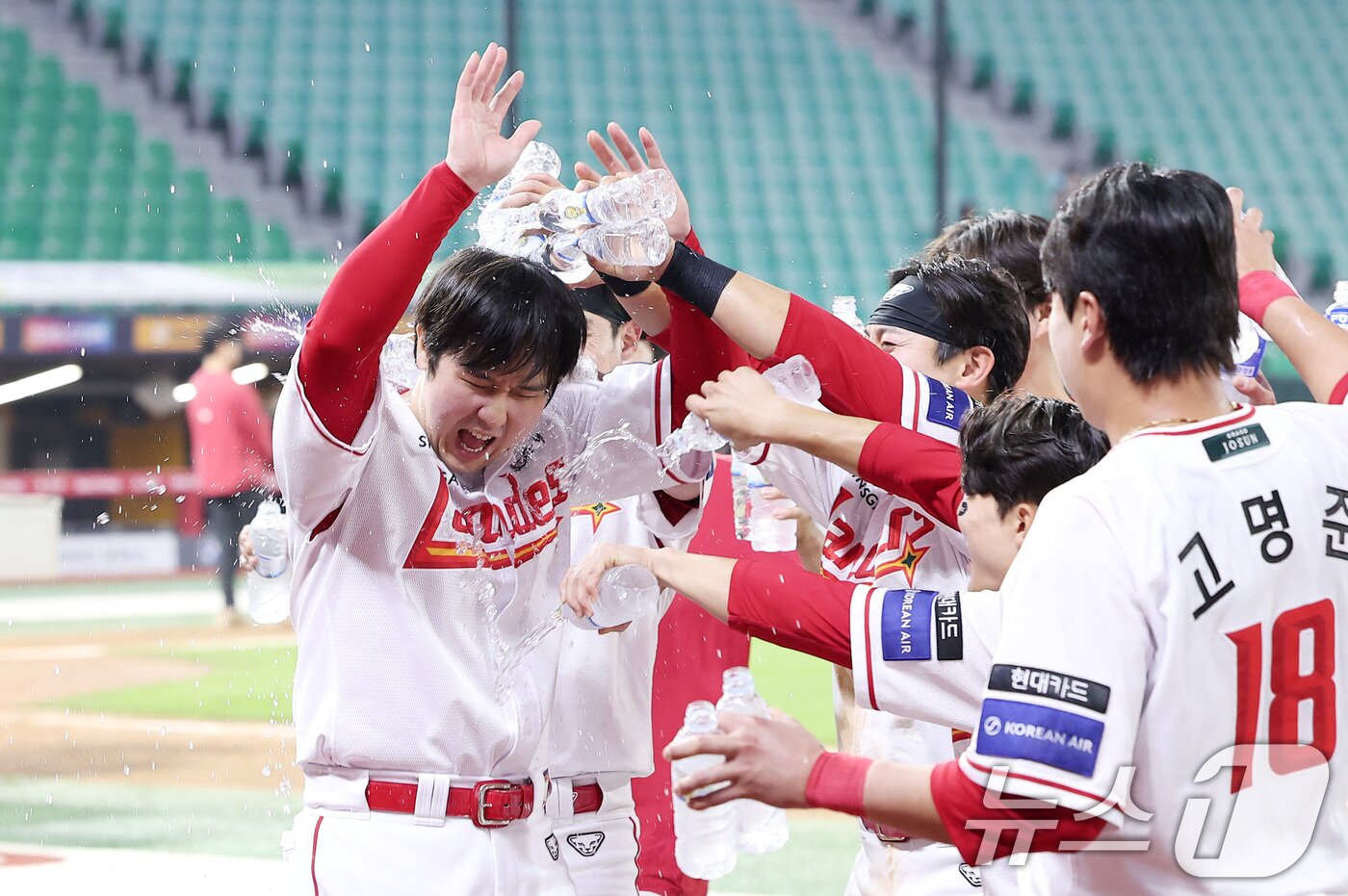 본문 이미지 - SSG 최정이 13일 인천SSG 랜더스필드에서 열린 '2025 신한 SOL뱅크 KBO리그' NC 다이노스와 SSG 랜더스의 경기에서 6-3으로 승리한 후 선수들에게 물세례를 받고 있다. 최정은 이날 경기에서 KBO 최초로 500홈런을 달성했다. 2025.5.13/뉴스1 ⓒ News1 김성진 기자