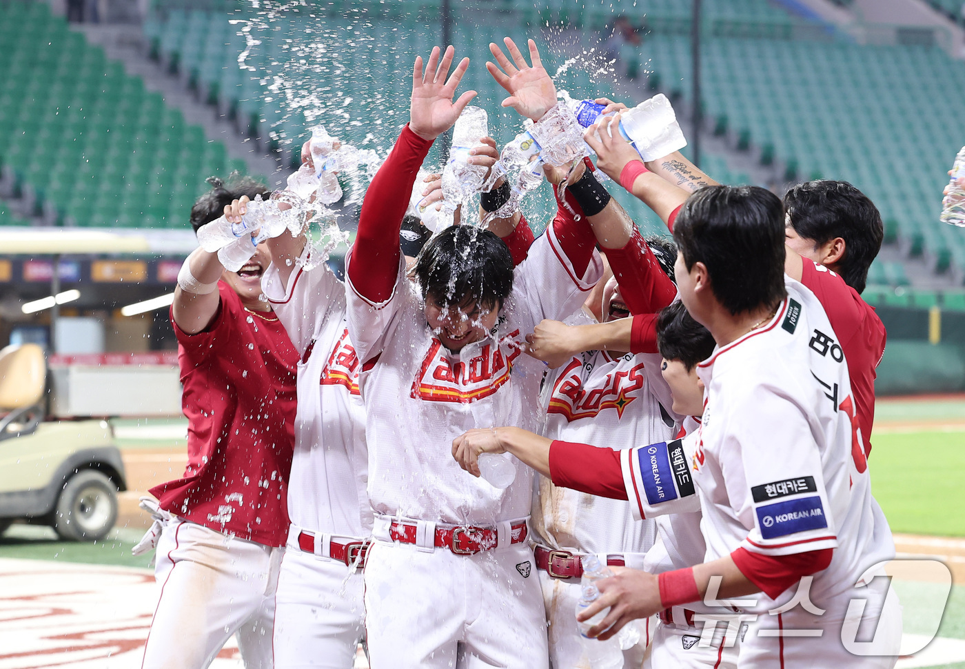 (인천=뉴스1) 김성진 기자 = SSG 최정이 13일 인천SSG 랜더스필드에서 열린 '2025 신한 SOL뱅크 KBO리그' NC 다이노스와 SSG 랜더스의 경기에서 6-3으로 승리 …