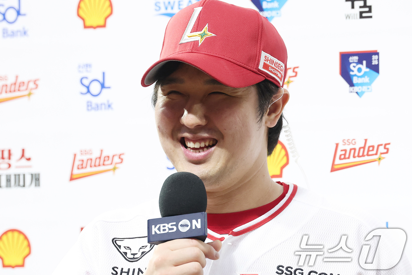 (인천=뉴스1) 김성진 기자 = SSG 최정이 13일 인천SSG 랜더스필드에서 열린 '2025 신한 SOL뱅크 KBO리그' NC 다이노스와 SSG 랜더스의 경기에서 6-3으로 승리 …