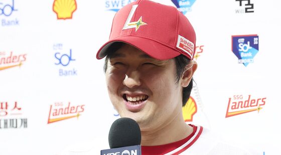 인터뷰하는 최정
