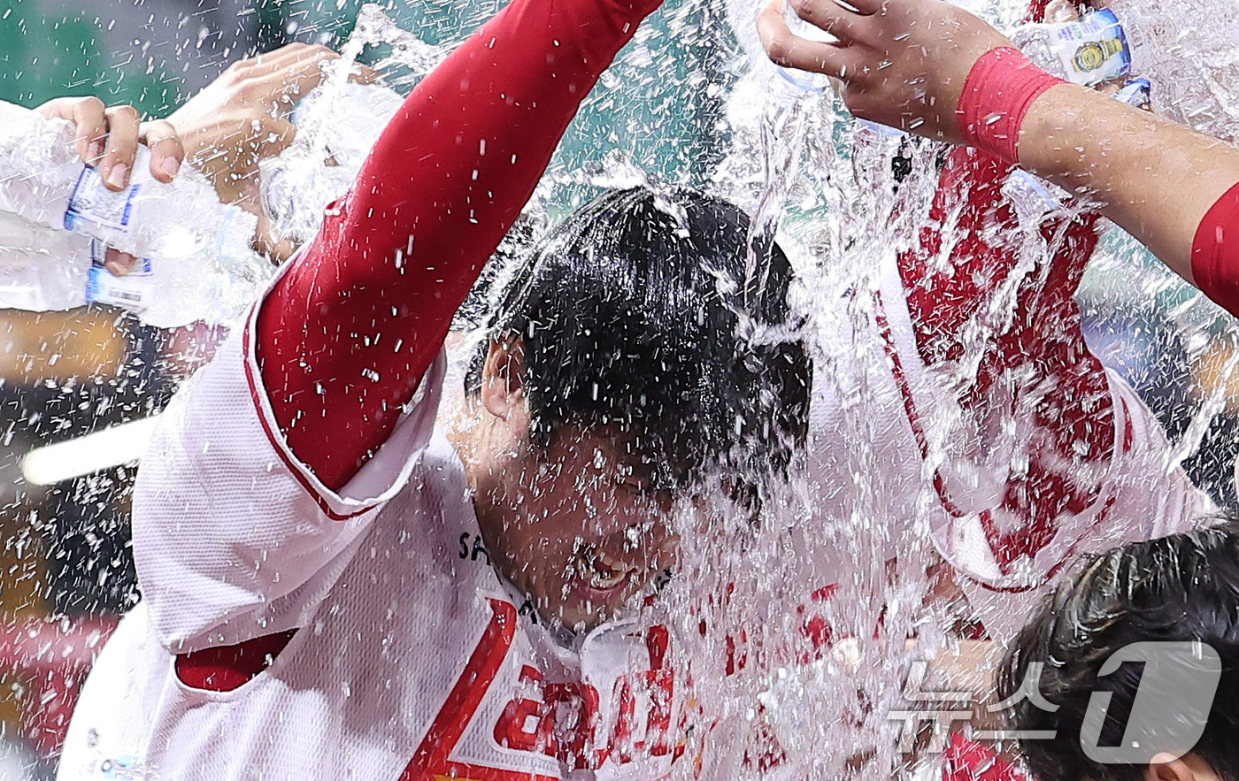 (인천=뉴스1) 김성진 기자 = SSG 최정이 13일 인천SSG 랜더스필드에서 열린 '2025 신한 SOL뱅크 KBO리그' NC 다이노스와 SSG 랜더스의 경기에서 6-3으로 승리 …