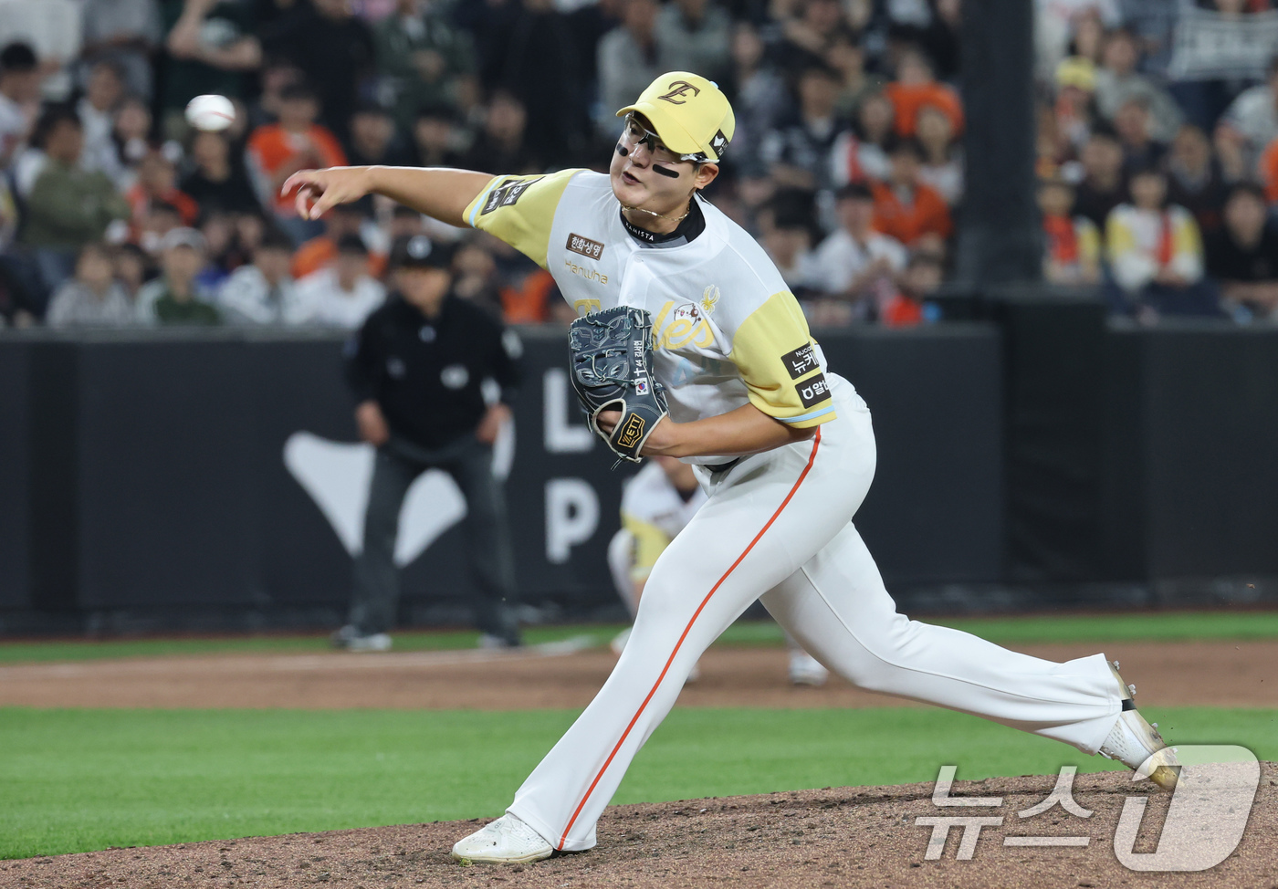 (대전=뉴스1) 김기태 기자 = 13일 대전 한화생명볼파크에서 열린 '2025 신한 SOL 뱅크 KBO리그' 프로야구 한화 이글스와 두산 베어스 경기에서 연장 10회초 한화 투수 …