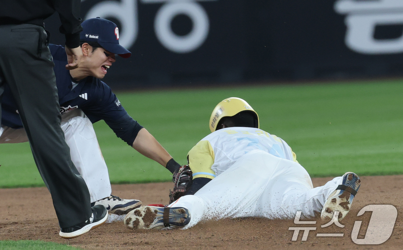 (대전=뉴스1) 김기태 기자 = 13일 대전 한화생명볼파크에서 열린 '2025 신한 SOL 뱅크 KBO리그' 프로야구 한화 이글스와 두산 베어스 경기에서 연장 10회 2사 1루 상 …