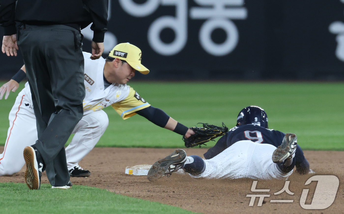 (대전=뉴스1) 김기태 기자 = 13일 대전 한화생명볼파크에서 열린 '2025 신한 SOL 뱅크 KBO리그' 프로야구 한화 이글스와 두산 베어스 경기에서 연장 11회초 1사 1루 …