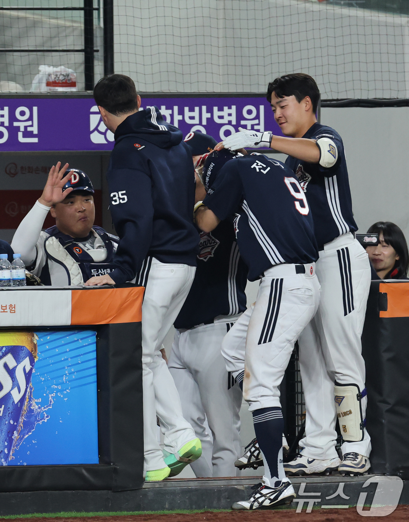 (대전=뉴스1) 김기태 기자 = 13일 대전 한화생명볼파크에서 열린 '2025 신한 SOL 뱅크 KBO리그' 프로야구 한화 이글스와 두산 베어스 경기에서 연장 11회초 2사 2루 …