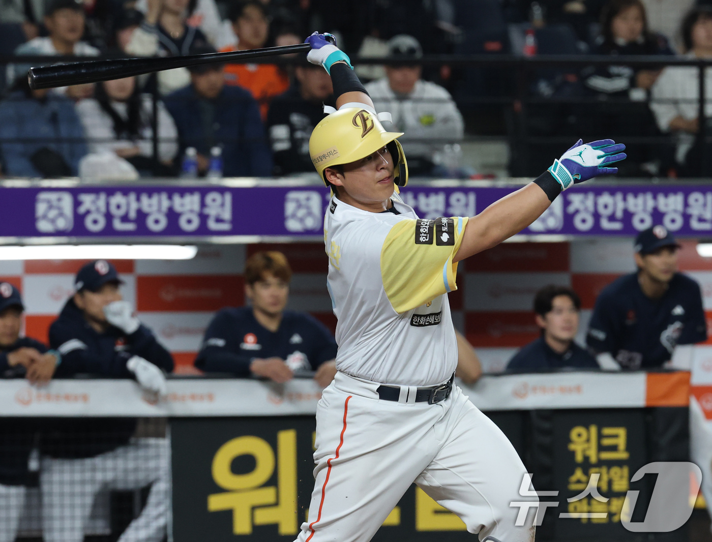 (대전=뉴스1) 김기태 기자 = 13일 대전 한화생명볼파크에서 열린 '2025 신한 SOL 뱅크 KBO리그' 프로야구 한화 이글스와 두산 베어스 경기에서 연장 11회말 한화 노시환 …