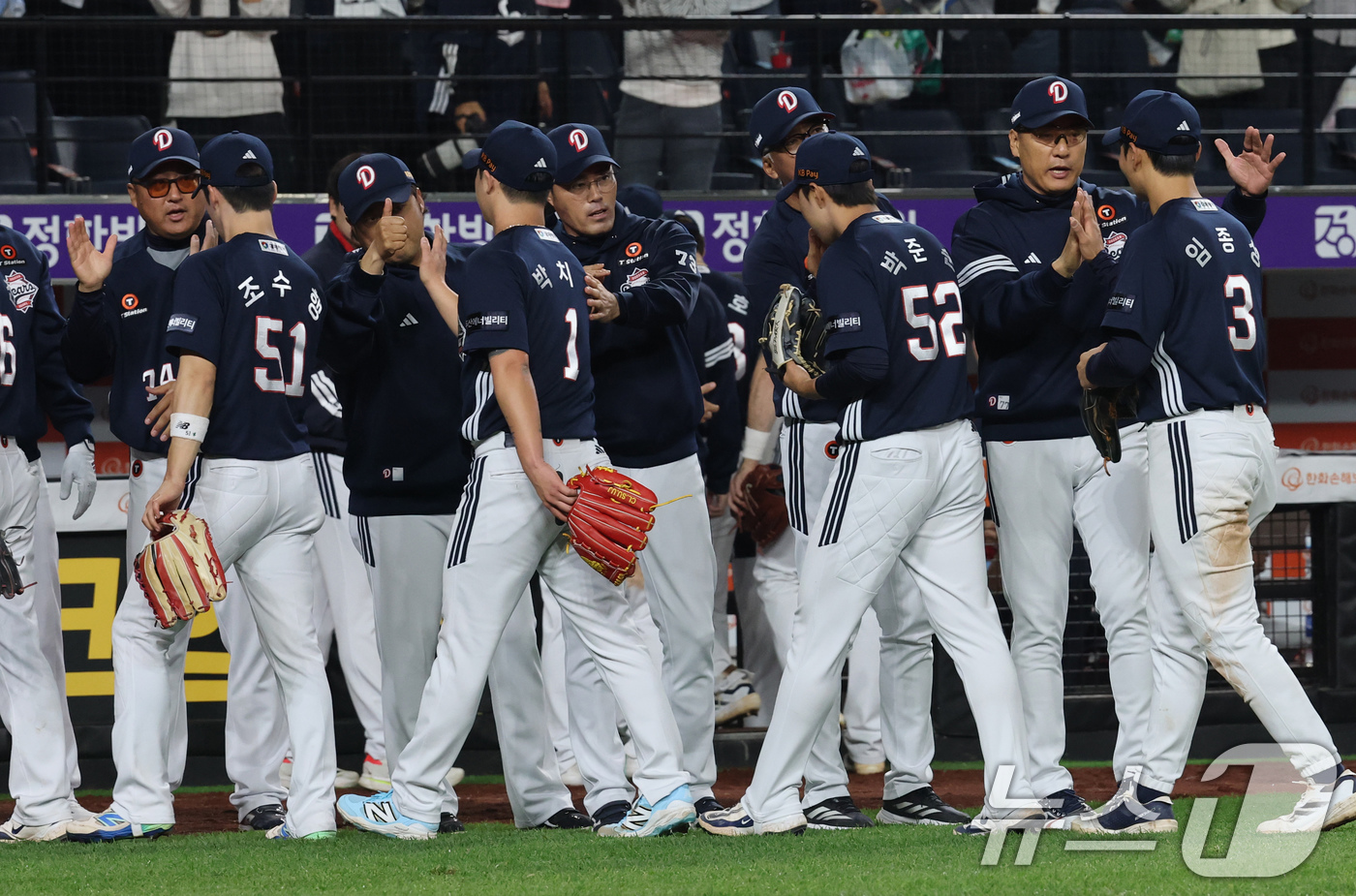 (대전=뉴스1) 김기태 기자 = 13일 대전 한화생명볼파크에서 열린 '2025 신한 SOL 뱅크 KBO리그' 프로야구 한화 이글스와 두산 베어스 경기에서 승리한 두산 선수들이 자축 …