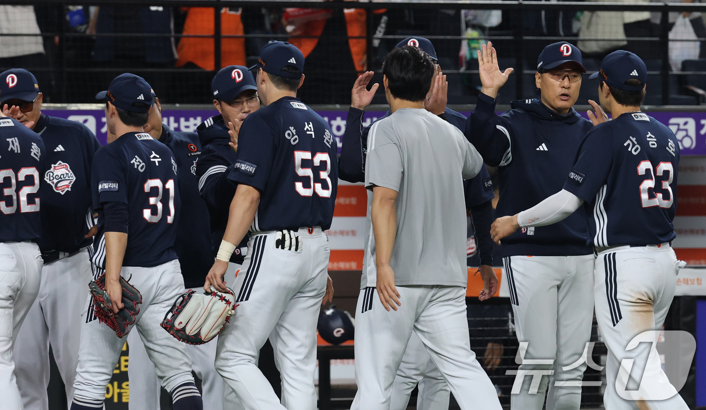 (대전=뉴스1) 김기태 기자 = 13일 대전 한화생명볼파크에서 열린 '2025 신한 SOL 뱅크 KBO리그' 프로야구 한화 이글스와 두산 베어스 경기에서 승리한 두산 선수들이 자축 …