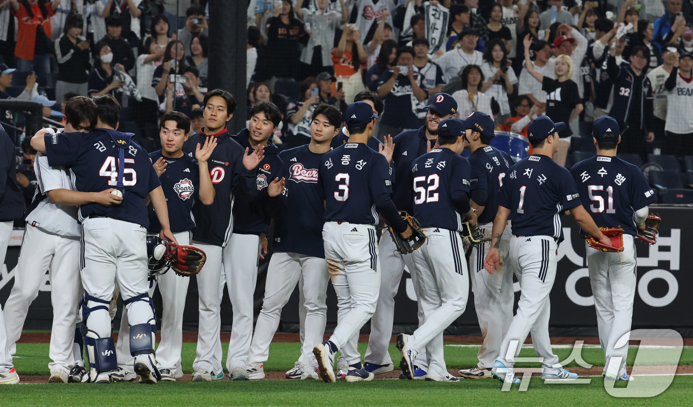 (대전=뉴스1) 김기태 기자 = 13일 대전 한화생명볼파크에서 열린 '2025 신한 SOL 뱅크 KBO리그' 프로야구 한화 이글스와 두산 베어스 경기에서 승리한 두산 선수들이 자축 …
