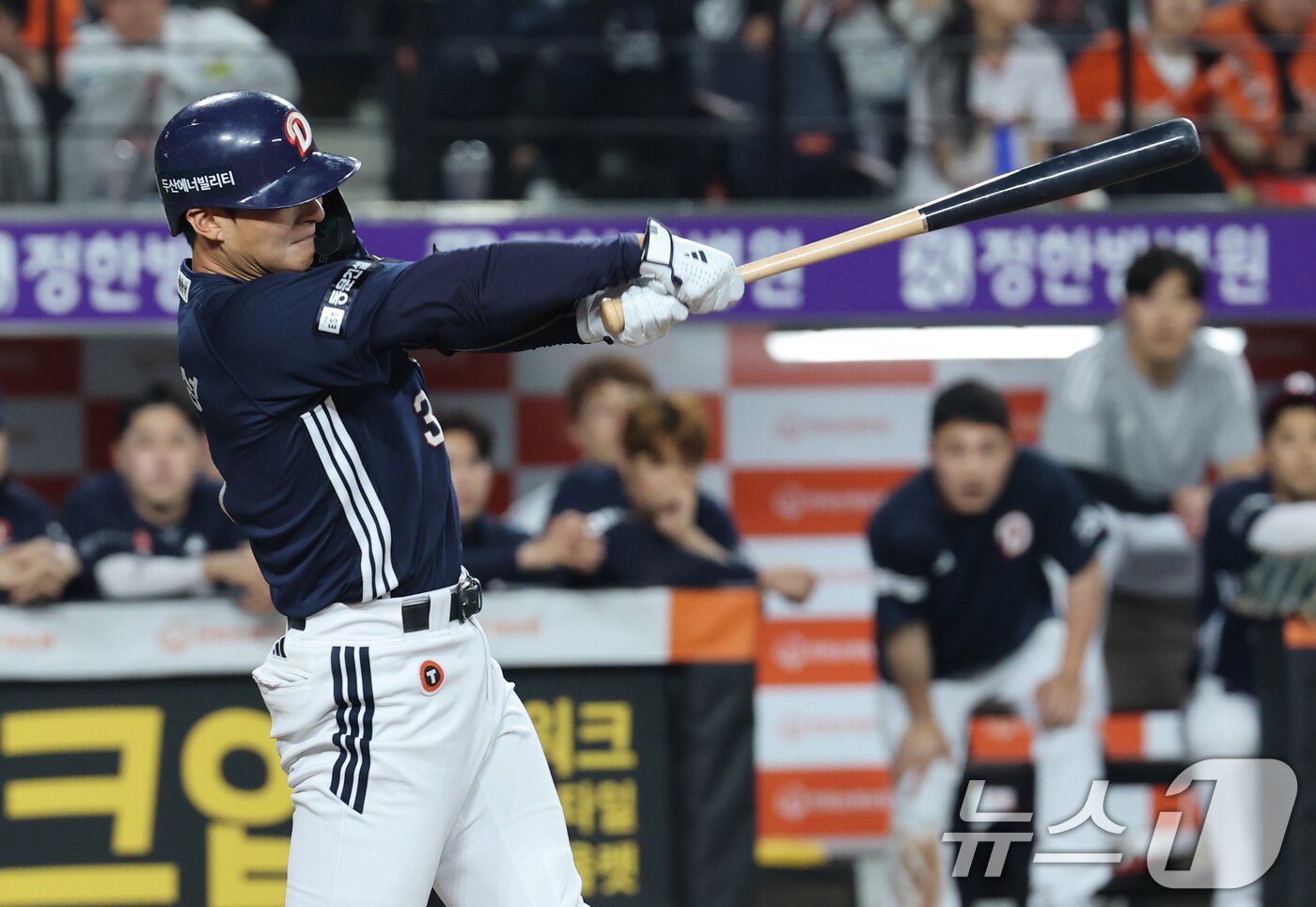 본문 이미지 - 13일 대전 한화생명볼파크에서 열린 &#39;2025 신한 SOL 뱅크 KBO리그&#39; 프로야구 한화 이글스와 두산 베어스 경기에서 11회초 두산 임종성이 타격을 하고 있다. 2025.5.13/뉴스1 ⓒ News1 김기태 기자