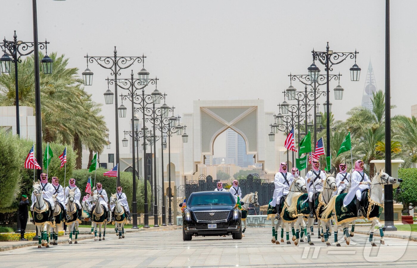 본문 이미지 - 13일&#40;현지시간&#41; 사우디아라비아를 국빈방문한 도널드 트럼프 미국 대통령이 탄 차량을 사우디 기병대가 호위하고 있다. 2025.05.13. ⓒ 로이터=뉴스1