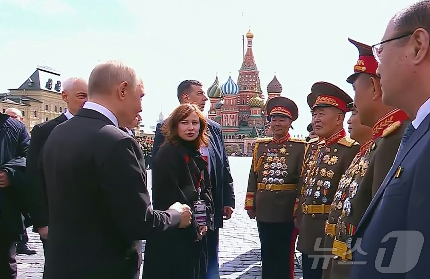 본문 이미지 - &#40;평양 노동신문=뉴스1&#41; = 블라디미르 푸틴 러시아 대통령이 지난 5월 9일 열린 &#39;전승절&#39; 행사에서 조선민주주의인민공화국&#40;북한&#41; 군인들을 만나 인사하는 모습. [국내에서만 사용가능. 재배포 금지. DB 금지. For Use Only in the Republic of Korea. Redistribution Prohibited] rodongphoto@news1.kr