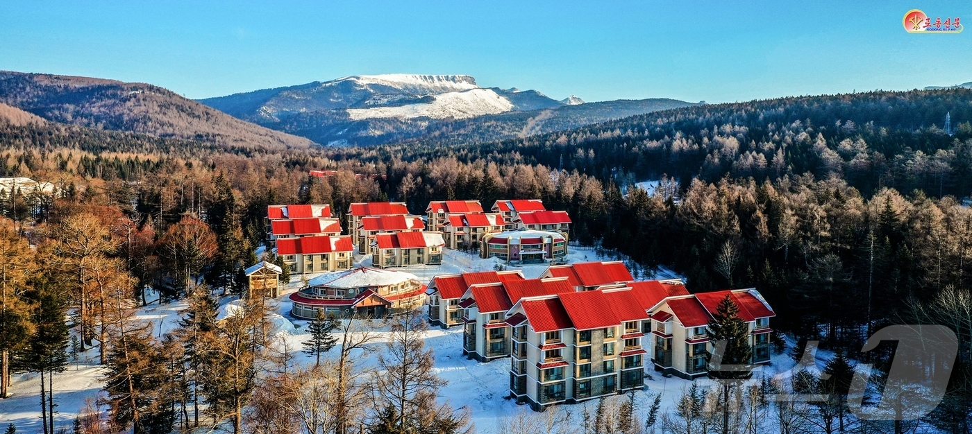 (평양 노동신문=뉴스1) = 북한 노동당 기관지 노동신문은 14일 삼지연시 백두산밀영동의 건축물을 설계한 김진성 평양도시설계연구소 설계원을 통해 이곳의 살림집(주택)들은 "보는 위 …