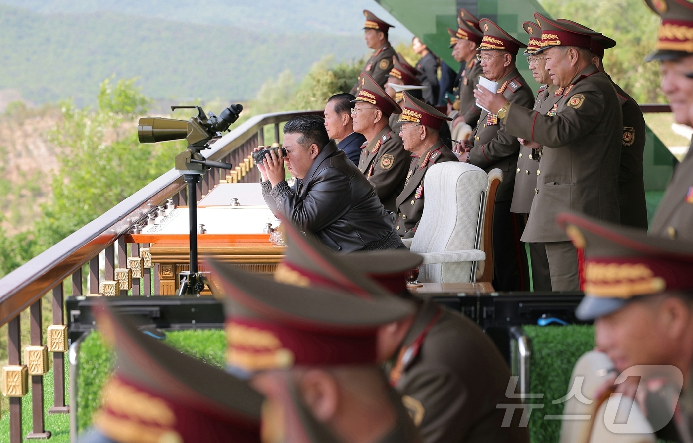 (평양 노동신문=뉴스1) = 북한 노동당 기관지 노동신문은 14일 김정은 당 총비서가 전날인 13일 인민군 훈련일꾼(간부)대회 강습체계 안에서 진행되는 병종별 전술종합훈련을 참관했 …