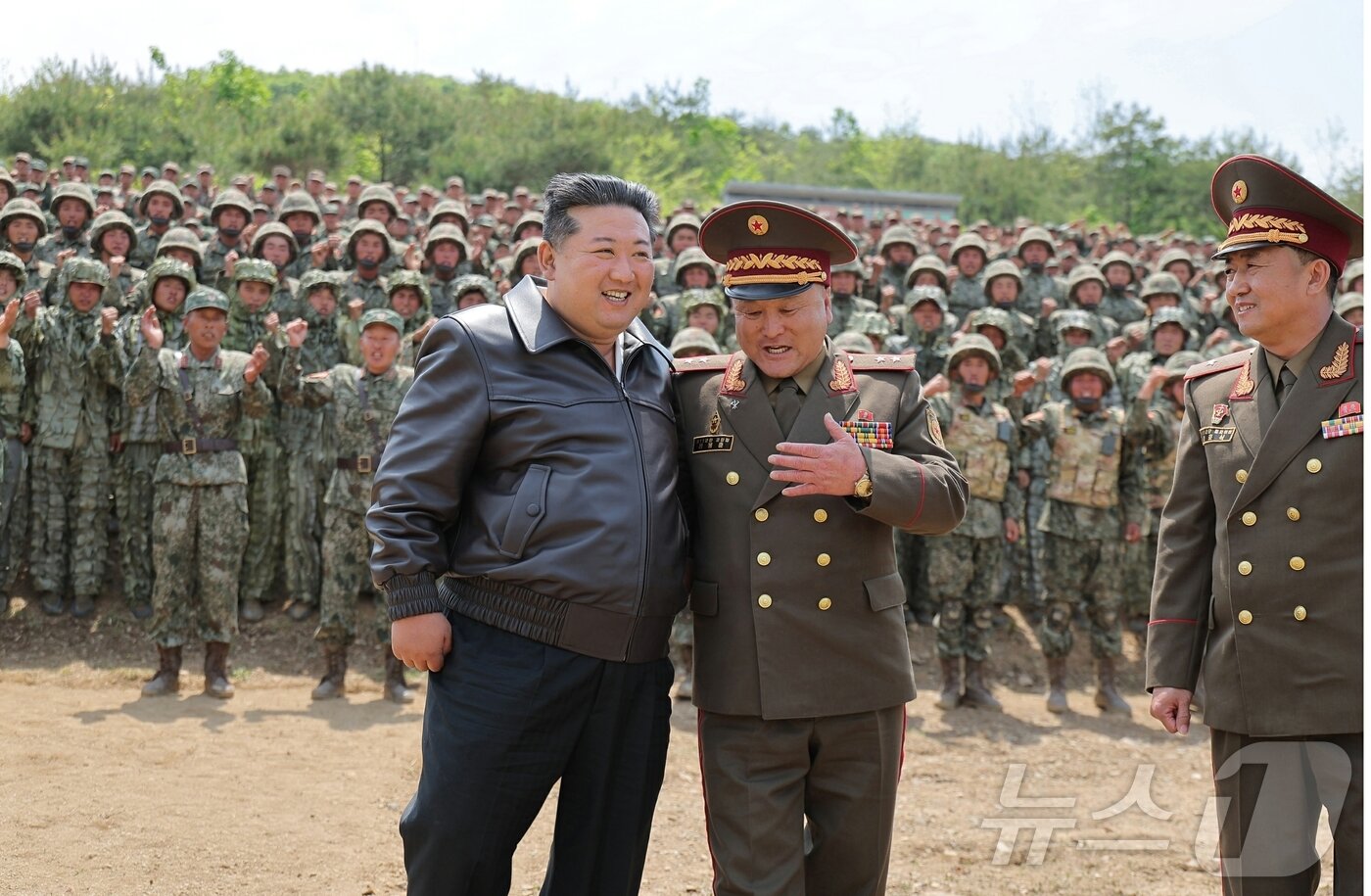 Kim Jong Un watches a comprehensive tactical drill for each class of soldiers at the Korean People&#39;s Army Training Workers&#39; &#40;cadre&#41; Competition on May 13 / Rodong Sinmun
