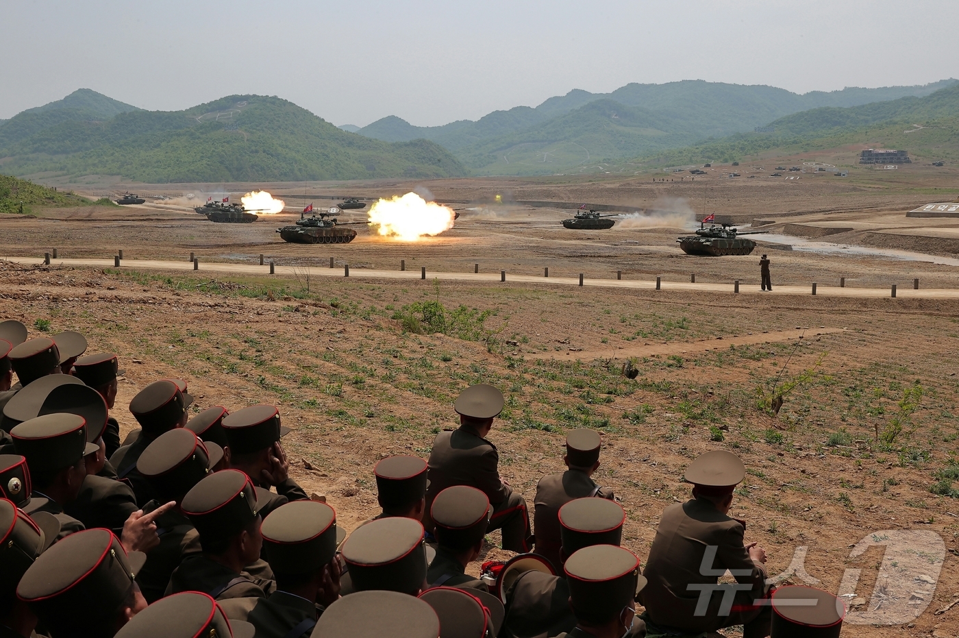 (평양 노동신문=뉴스1) = 북한 노동당 기관지 노동신문은 14일 김정은 당 총비서가 전날인 13일 인민군 훈련일꾼(간부)대회 강습체계 안에서 진행되는 병종별 전술종합훈련을 참관했 …