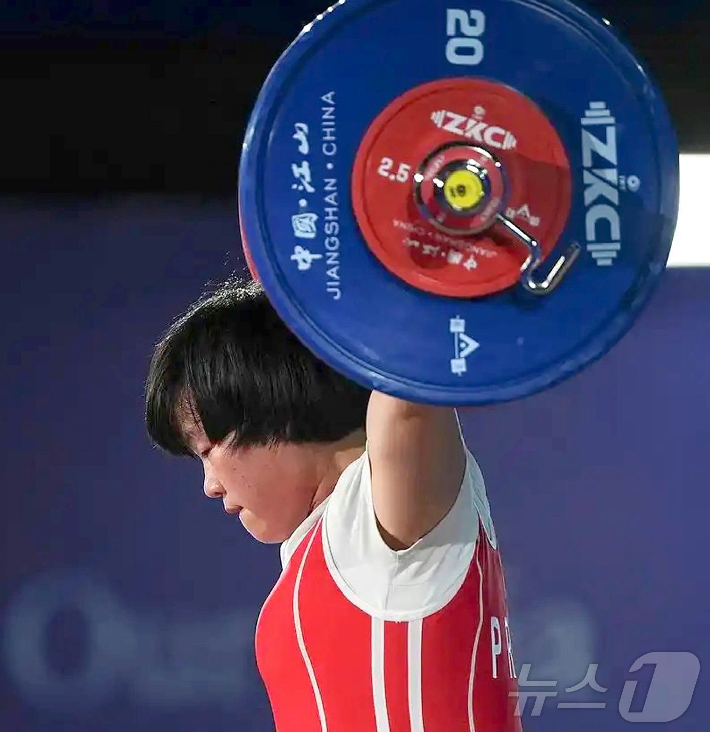 (평양 노동신문=뉴스1) = 북한 노동당 기관지 노동신문은 14일 2025 아시아역도선수권대회 여자 71㎏급경기에서 송국향 선수가 추켜올리기(용상)에서 155kg 세계신기록을 세우 …