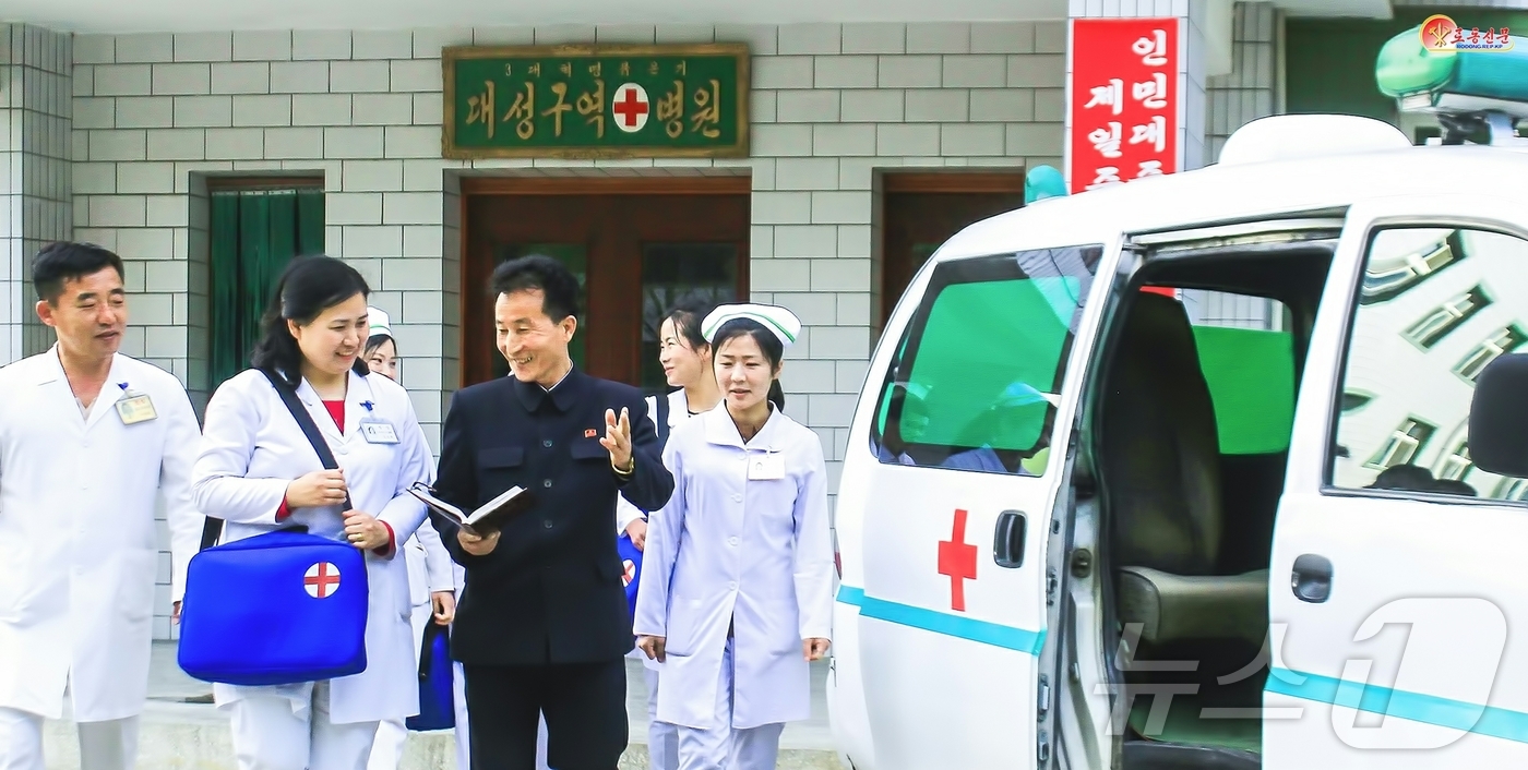 (평양 노동신문=뉴스1) = 북한 노동당 기관지 노동신문은 14일 대성구역병원의 초급당일꾼(간부)가 직원들이 맡은 책임을 다해나가도록 이끌어주고 있다고 선전했다.  [국내에서만 사 …