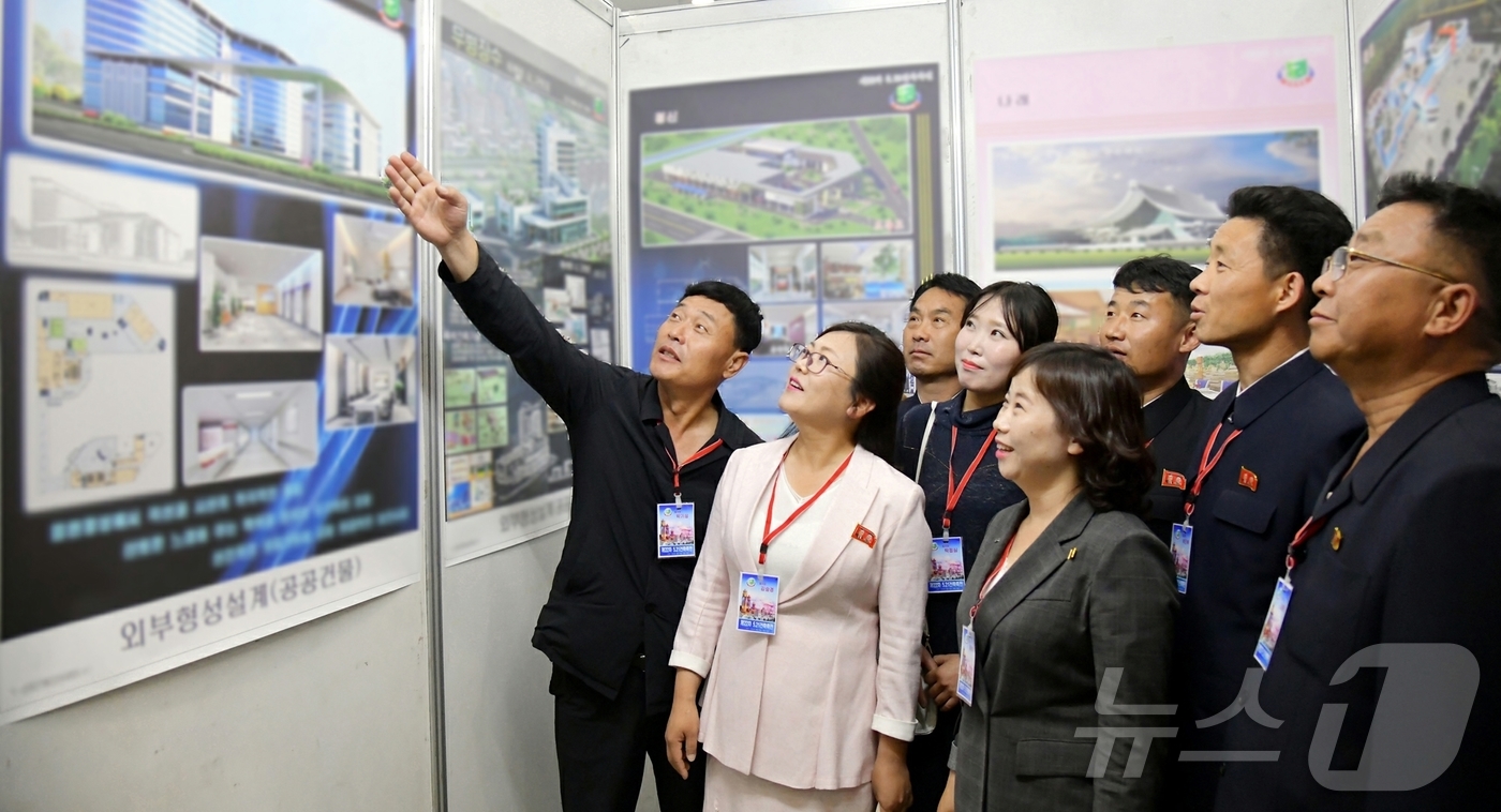 (평양 노동신문=뉴스1) = 북한 노동당 기관지 노동신문은 14일 '제22차 5·21건축 축전'이 조선건축가동맹 중앙위원회의 주최로 개막했다고 보도했다. [국내에서만 사용가능. 재 …