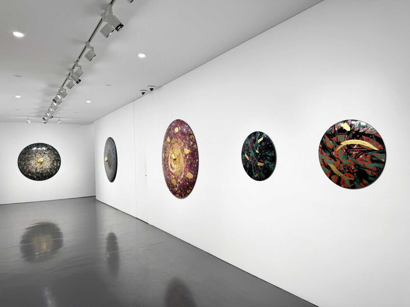 본문 이미지 - 오명희 '피어나는 빛, 봄의 숨결'展 전시 전경 (이화익갤러리 제공)