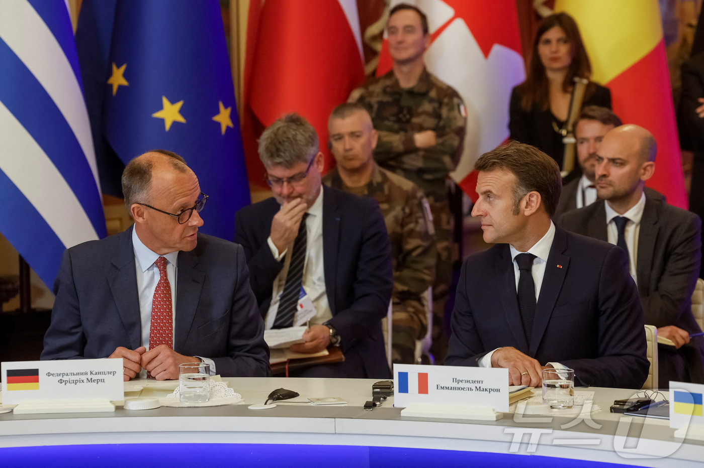 (키이우 로이터=뉴스1) 김지완 기자 = 10일(현지시간) 에마뉘엘 마크롱 프랑스 대통령(오른쪽)과 프리드리히 메르츠 독일 총리가 우크라이나 키이우에서 만나 대화하고 있다. 202 …