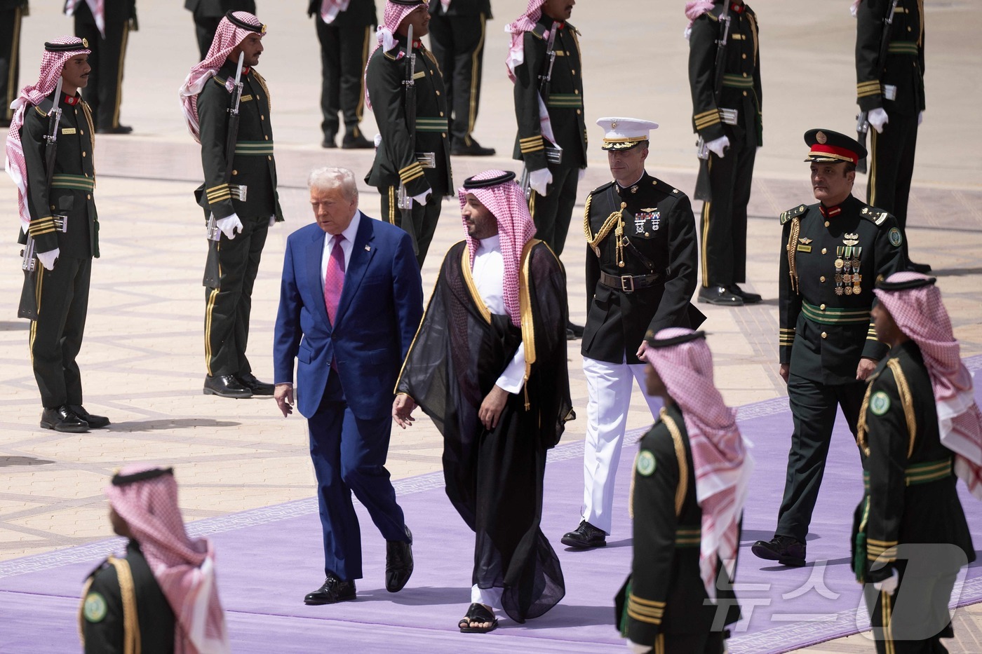 (리야드 AFP=뉴스1) 우동명 기자 = 도널드 트럼프 미국 대통령이 13일(현지시간) 중동 순방 중 리야드에 도착해 무함마드 빈 살만 사우디아라비아 왕세자와 걸어 가고 있다. 2 …