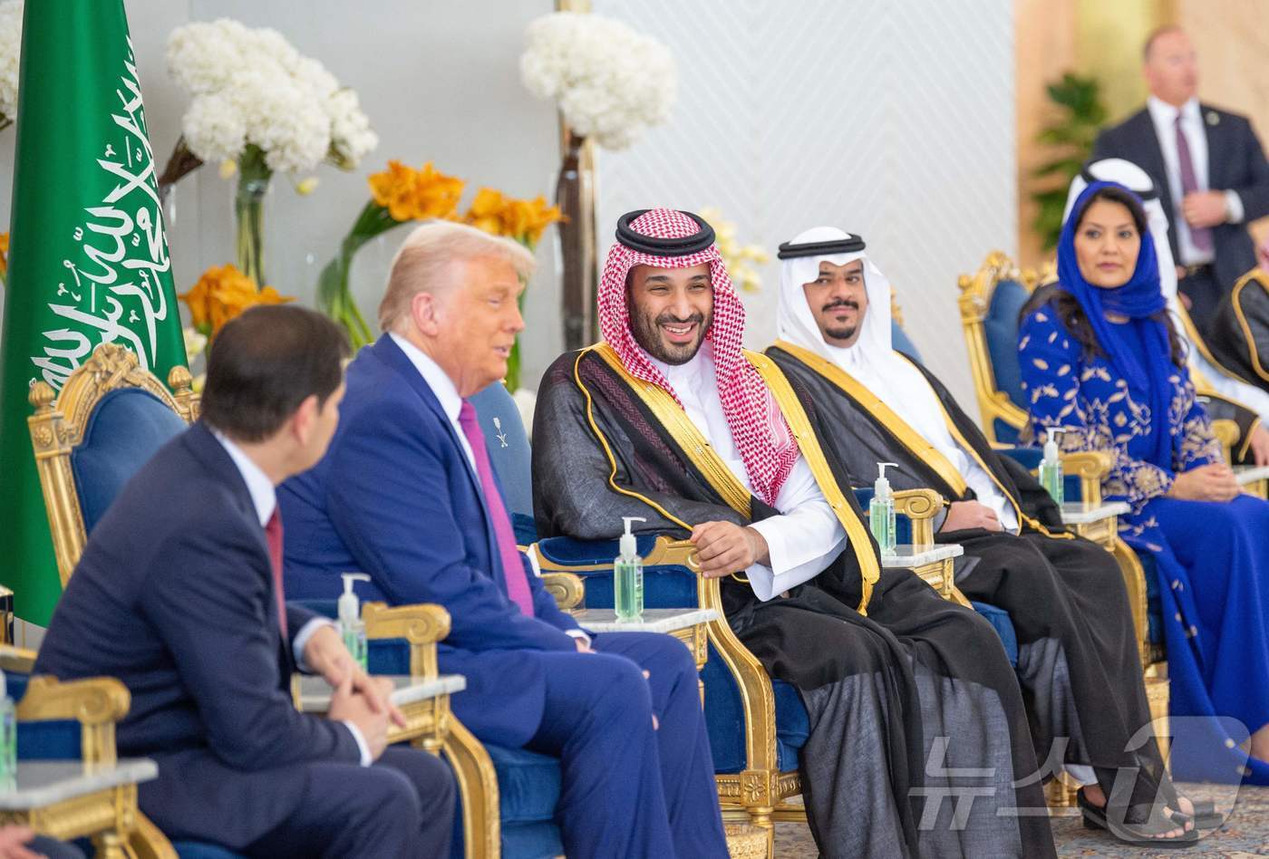 본문 이미지 - 도널드 트럼프 미국 대통령이 지난 5월 13일&#40;현지시간&#41; 중동 순방 중 리야드를 방문해 무함마드 빈 살만 사우디아라비아 왕세자와 얘기를 하고 있다. 2025.05.14 ⓒ AFP=뉴스1 ⓒ News1 우동명 기자