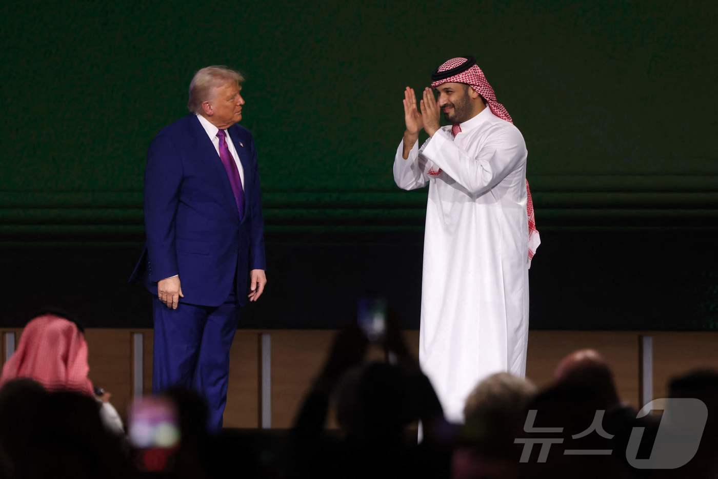(리야드 AFP=뉴스1) 우동명 기자 = 도널드 트럼프 미국 대통령이 13일(현지시간) 중동 순방 중 리야드에서 열린 '사우디·미국 투자 포럼'에 참석해 무함마드 빈 살만 사우디아 …