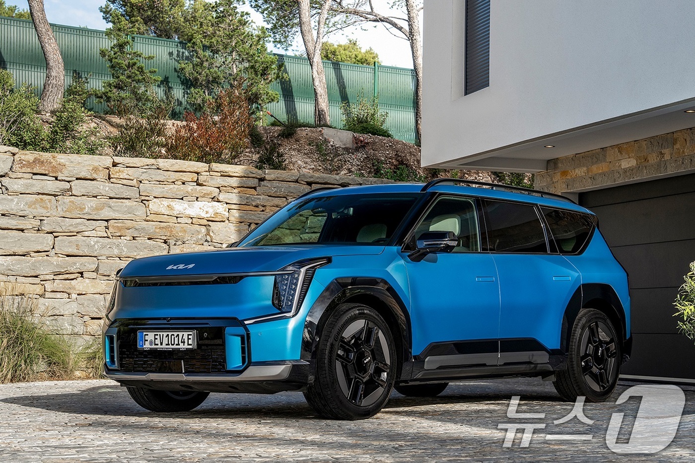 (서울=뉴스1) = 기아 EV9이 독일 유력 자동차 전문 매체 '아우토 빌트'가 최근 실시한 전동화 대형 SUV 비교 평가에서 볼보 EX90를 제치고 우수한 평가를 받았다고 14일 …