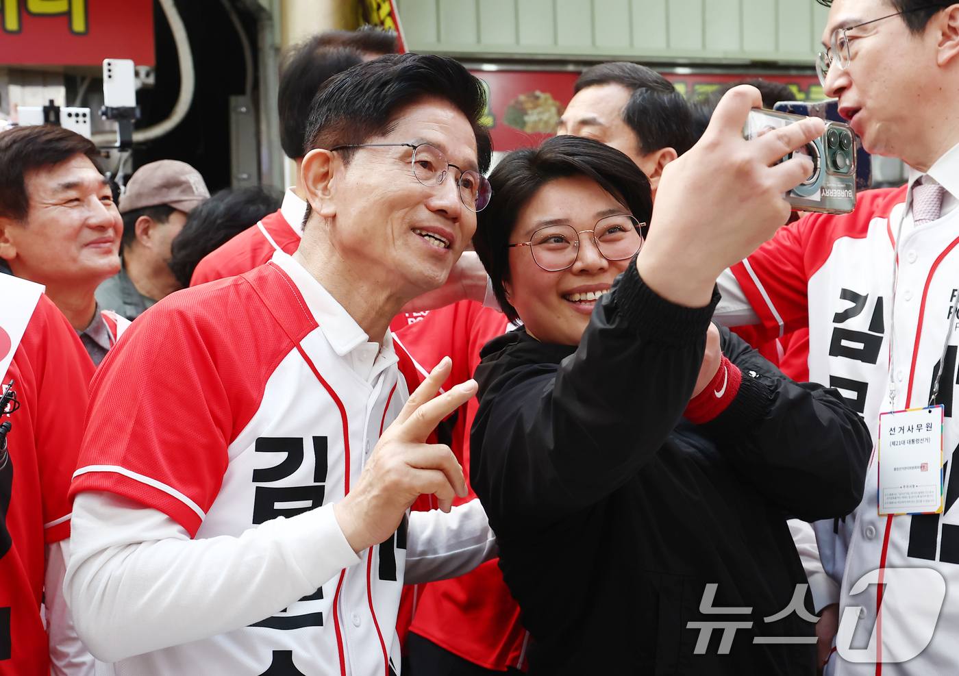 (진주=뉴스1) 김민지 기자 = 김문수 국민의힘 대통령 후보가 14일 오전 경남 진주시 진주중앙시장을 방문해 시민들과 사진을 찍고 있다. 2025.5.14/뉴스1