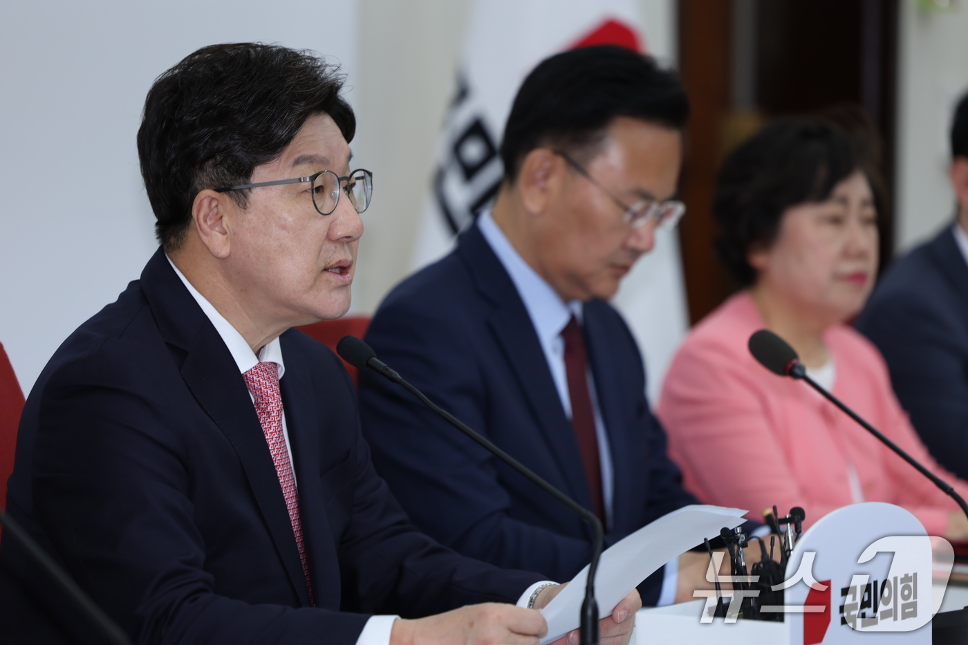 (서울=뉴스1) 이재명 기자 = 권성동 국민의힘 원내대표가 14일 오전 서울 여의도 국회에서 열린 원내대표 주재 법제사법위원회 긴급회의에서 발언을 하고 있다.이날 법사위는 '조희대 …