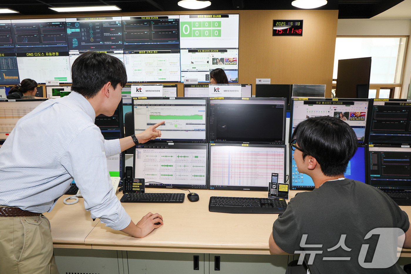 (서울=뉴스1) = KT가 인공지능(AI)과 빅데이터 기반 B2B 보안 서비스 강화로 기업의 안전한 디지털 환경 구축에 나선다고 14일 밝혔다.KT 직원들이 경기도 과천에 위치한 …