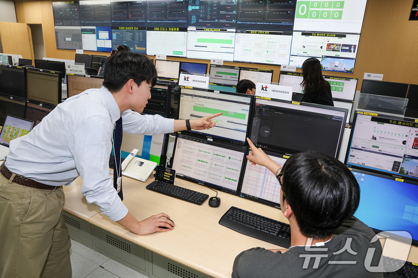 (서울=뉴스1) = KT가 인공지능(AI)과 빅데이터 기반 B2B 보안 서비스 강화로 기업의 안전한 디지털 환경 구축에 나선다고 14일 밝혔다.KT 직원들이 경기도 과천에 위치한 …